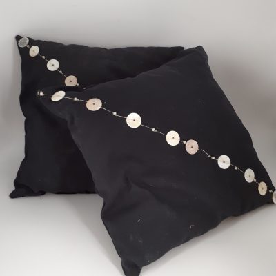 Coussins noir boutons